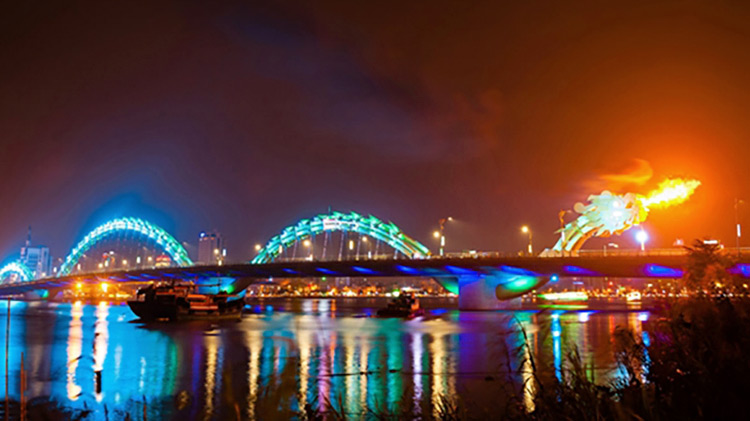 Cầu rồng phun lửa điểm nhấn du lịch của Đà Nẵng