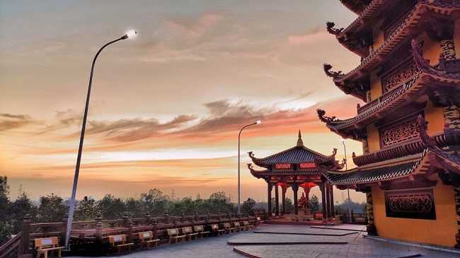 Chùa Phật Ngọc Vĩnh Long – Nơi tâm linh sống ảo cho giới trẻ miền tây