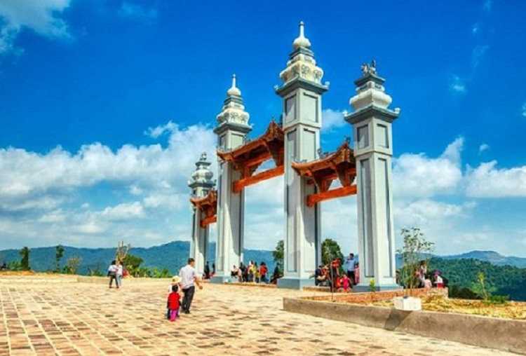 Núi Yên Tử nằm trên cánh cung Đông Triều thuộc địa phận Đông Bắc Việt Nam