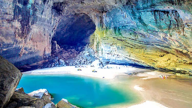 Hang Sơn Đoòng là một điểm du lịch với vẻ đẹp siêu thực, và kỳ vĩ bậc nhất thế giới