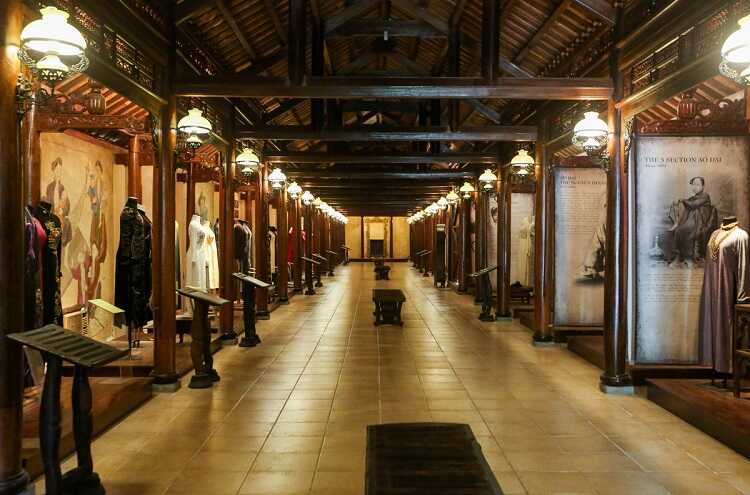 gian phòng gỗ bày các kiểu áo dài Việt Nam qua các thời kì lịch sử