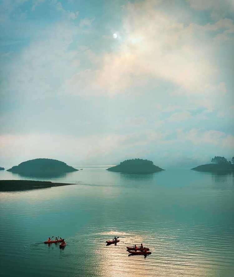 Hồ Thác Bà Yên Bái được du khách véo von ví như một vịnh Hạ Long nằm trên núi cao của vùng Tây Bắc