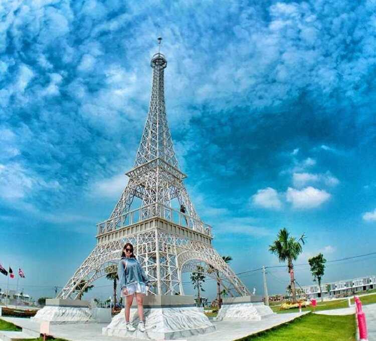 Mô hình tháp Eiffel được khu du lịch Cát Tường Phú Sinh