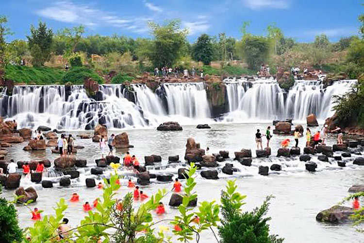 Thác Giang Điền là khu du lịch sinh thái nằm cạnh con sông Buông, Đồng Nai