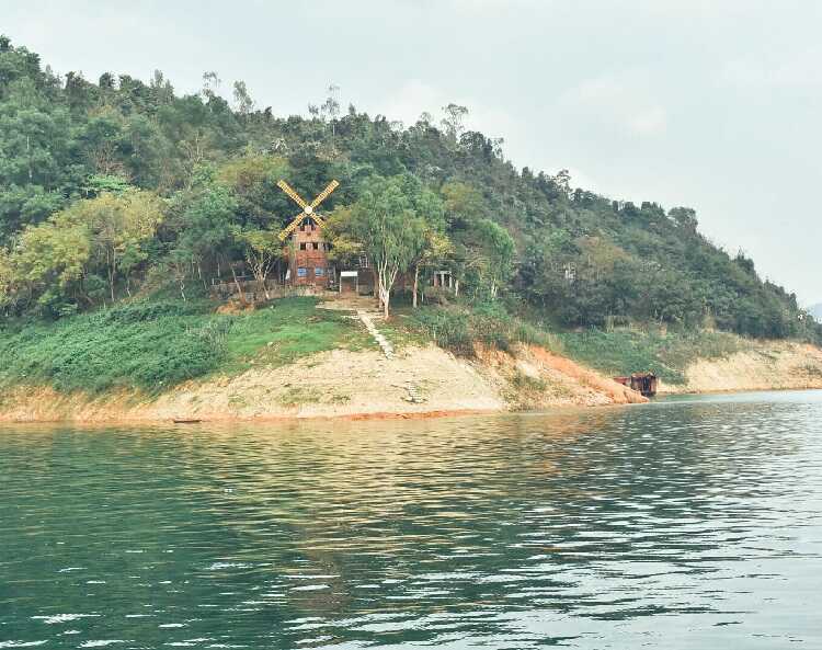 Tham quan đảo cối xay gió tại Thung Nai