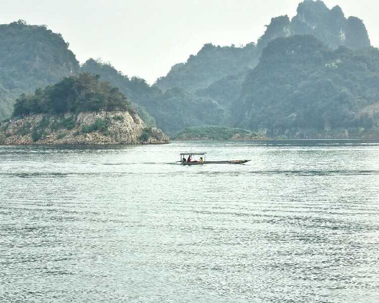 Hồ nước ở Thung Nai như một cái hồ bơi khổng lồ với màu xanh biếc.