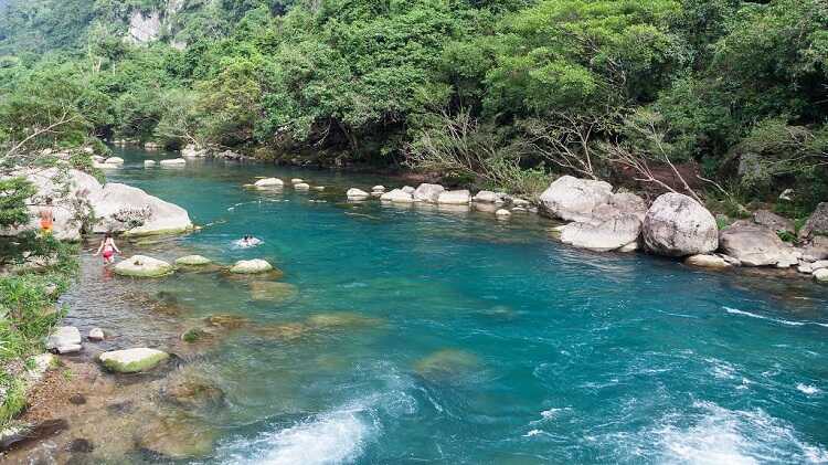 Suối Trạch được mệnh danh là một bể tắm thiên nhiên ở Thung Nai