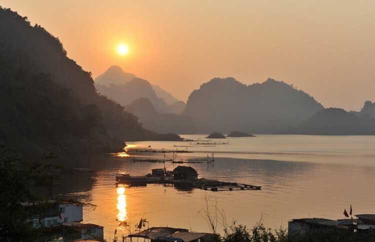 Ngắm hoàng hôn siêu đẹp về trên các buôn làng tại Thung Na