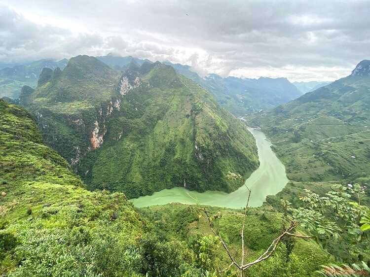 Sông Nho Quế nằm dưới chân những ngọn núi tai mèo hiểm trở của Tỉnh Hà Giang