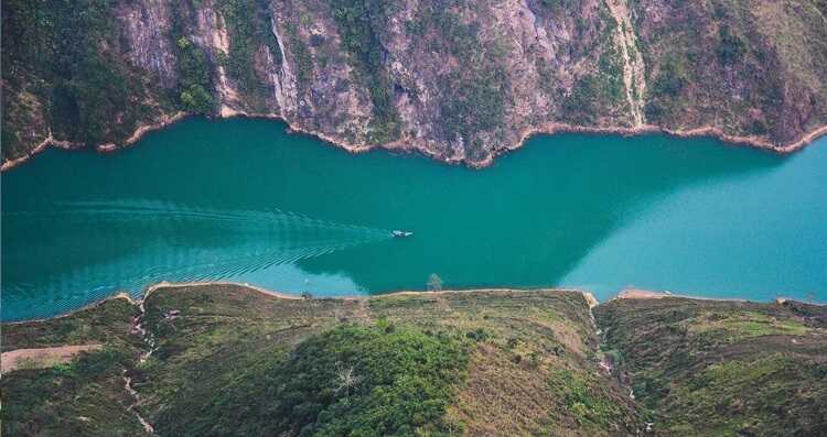 Sông Nho Quế ở Hà Giang đang nổi lên như một điểm chụp hình check in thần thoại cho giới trẻ hiện nay. 
