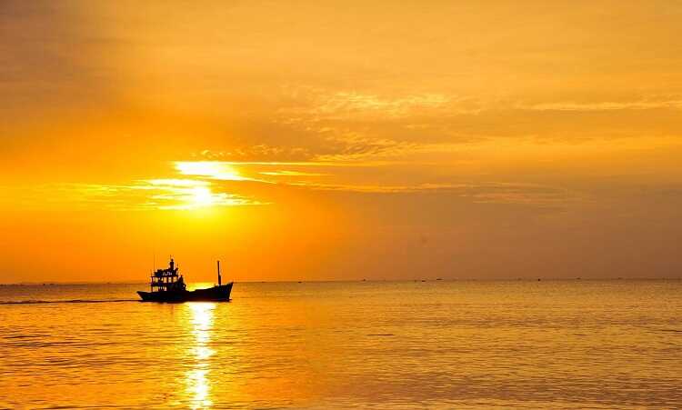 Biển Ninh Chữ, là bãi du lịch hoang sơ và đẹp nhất ở Ninh Thuận