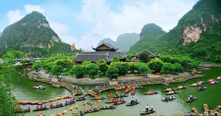 Khu du lịch Tràng An Ninh Bình nổi danh với non xanh nước biếc